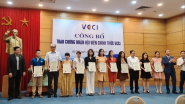 Lễ kết nạp và trao giấy chứng nhận Liên đoàn Doanh nhân 1984 là thành viên của VCCI.